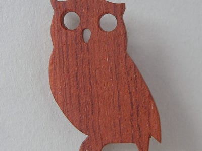 Anstecknadel Eule Holz