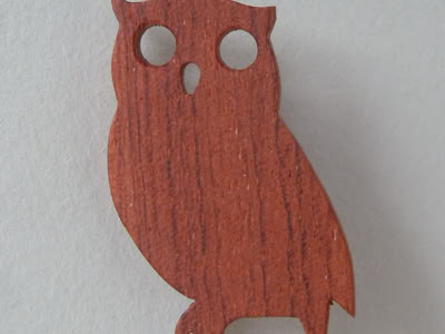 Anstecknadel Eule Holz