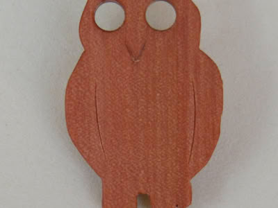 Anstecknadel Eule Holz